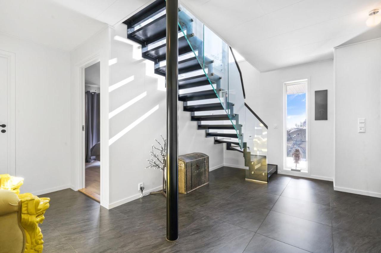 Nydelig Moderne Villa Med Fantastisk Beliggenhet. Kabelvåg Kültér fotó
